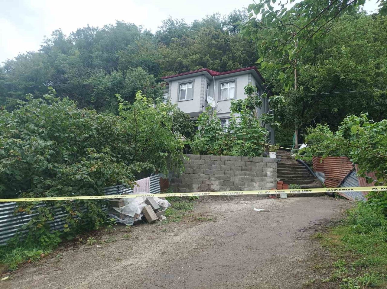 GİRESUN'UN GÖRELE İLÇESİNE BAĞLI ÇAVUŞLU BELDESİNDE SAĞANAK YAĞIŞIN ARDINDAN YAMAÇTAN KOPAN KAYA...