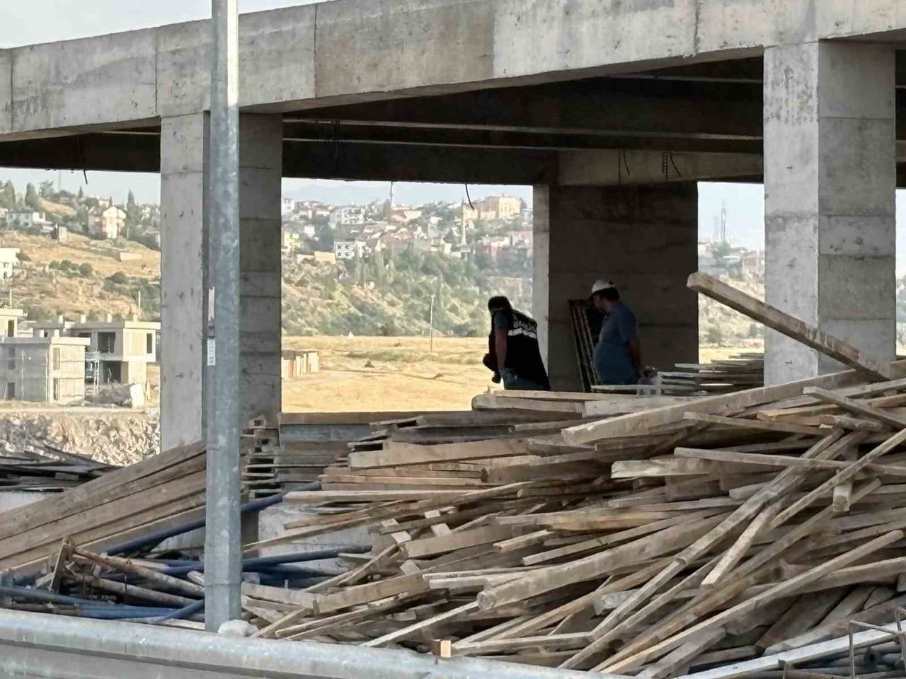 KAYSERİ’NİN MELİKGAZİ İLÇESİNDE BİR İNŞAATTA ZEMİN KATTAN BODRUM KATINA DÜŞEN İŞÇİ...