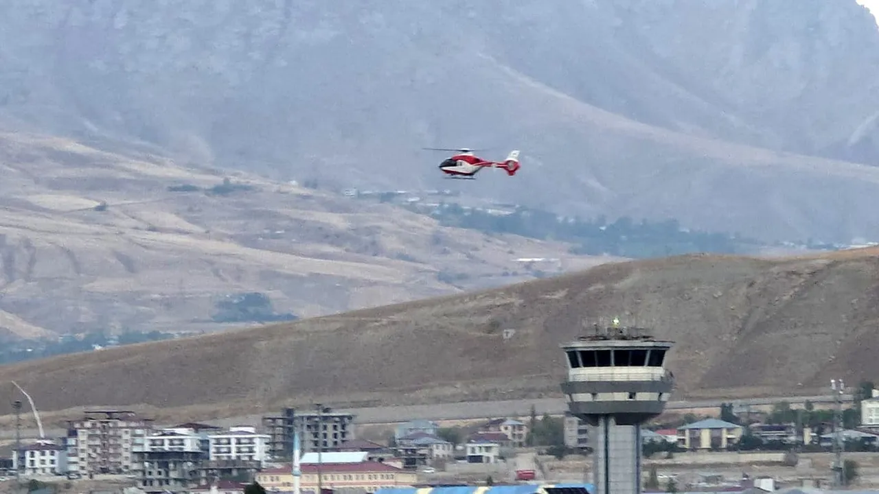 HAKKARİ'NİN DERECİK İLÇESİNDE METABOLİK HASTALIĞI OLAN 3 YAŞINDAKİ ÇOCUK AMBULANS HELİKOPTER İLE...