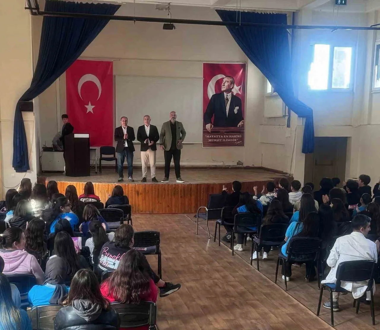 YALIKAVAK’TA ÖĞRENCİLER YAZARLA BULUŞTU