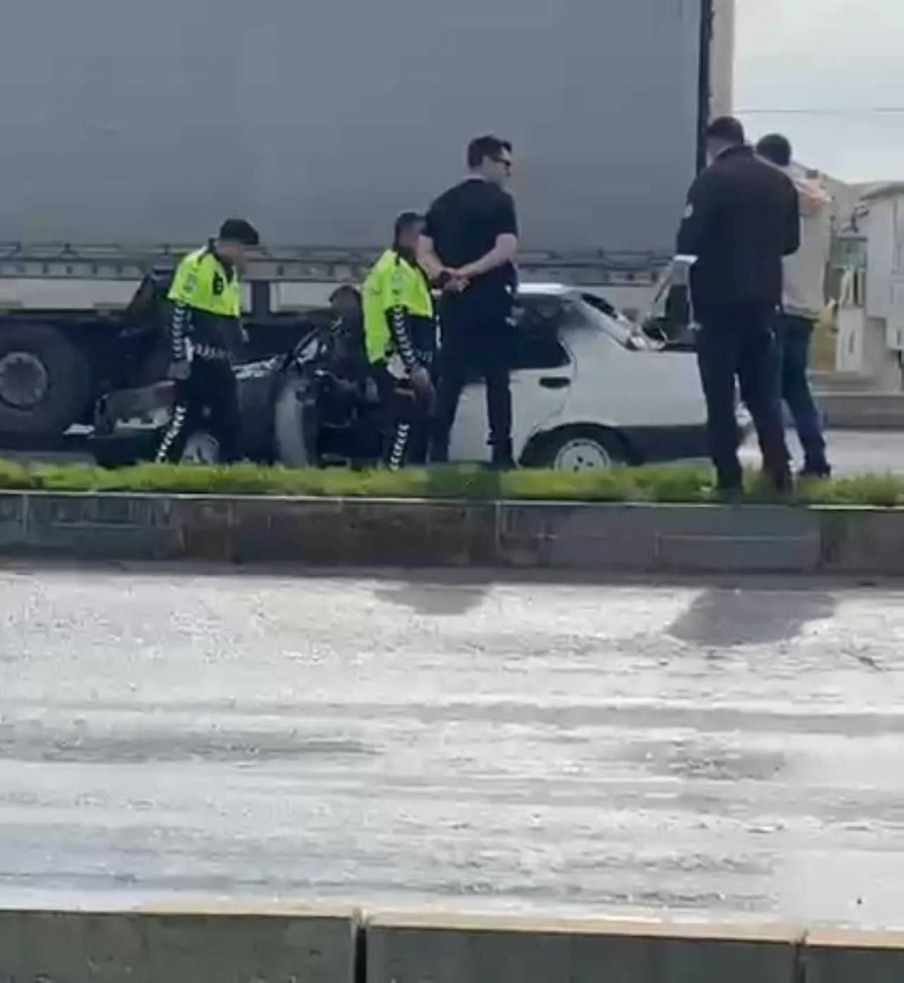 KONYA’NIN KARAPINAR İLÇESİNDE SEYİR HALİNDEKİ BİR OTOMOBİLDE ÇIKAN YANGIN, KORKU DOLU ANLAR...