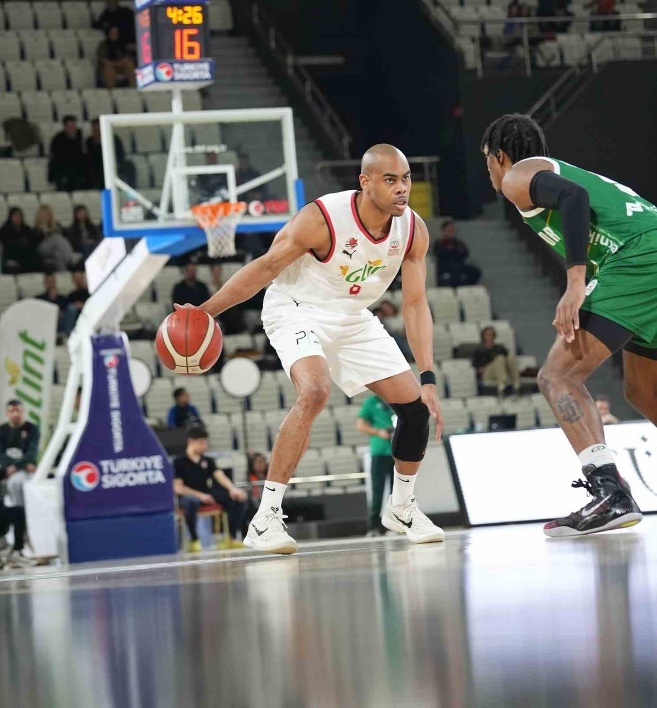 KARŞIYAKA BASKETBOL, ABD'Lİ OYUN KURUCU MARKEL STARKS'I KADROSUNA KATTIĞINI AÇIKLADI.