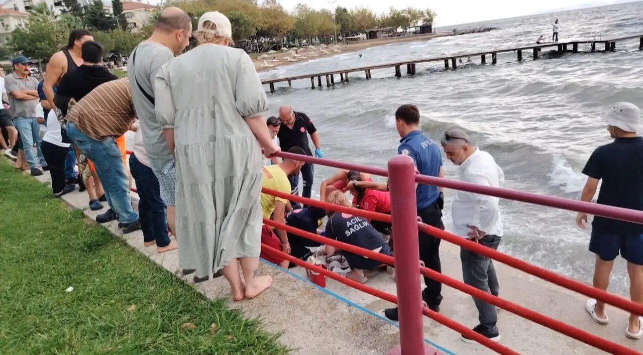 KOCAELİ'NİN KARAMÜRSEL İLÇESİNDE ÇADIRDA ARKADAŞIYLA TARTIŞTIKTAN SONRA ÖFKEYLE DENİZE ATLAYAN VE...