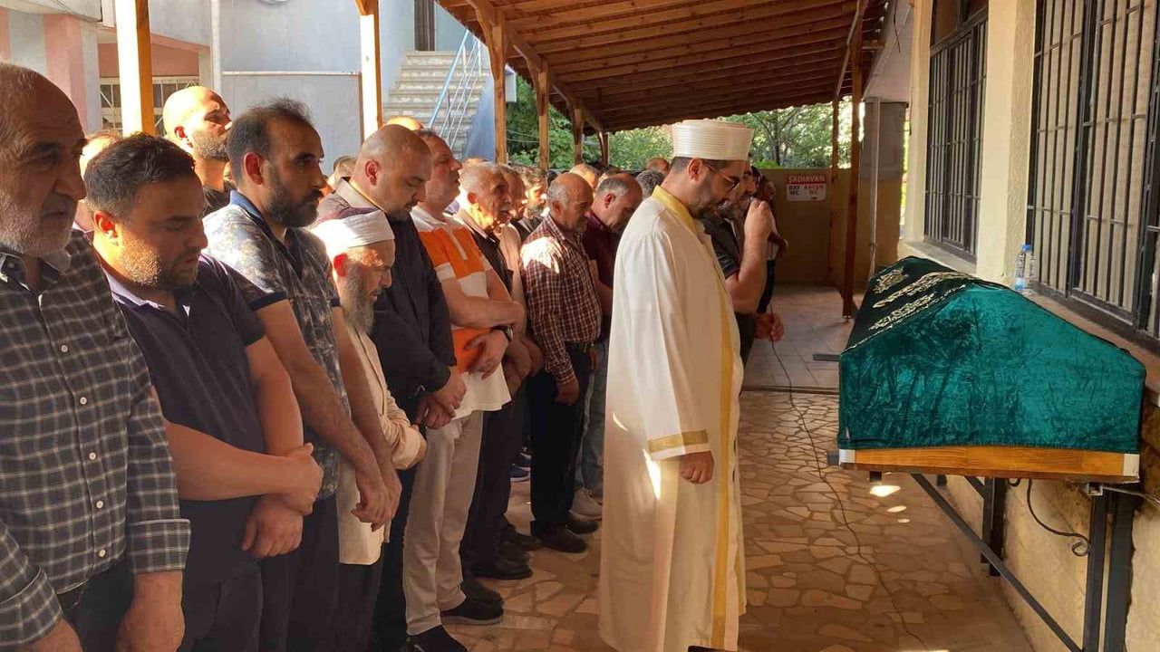 KOCAELİ'NİN DERİNCE İLÇESİNDE İNŞAATIN İSKELESİNDEN DÜŞEREK HAYATINI KAYBEDEN İŞÇİ SON YOLCULUĞUNA...