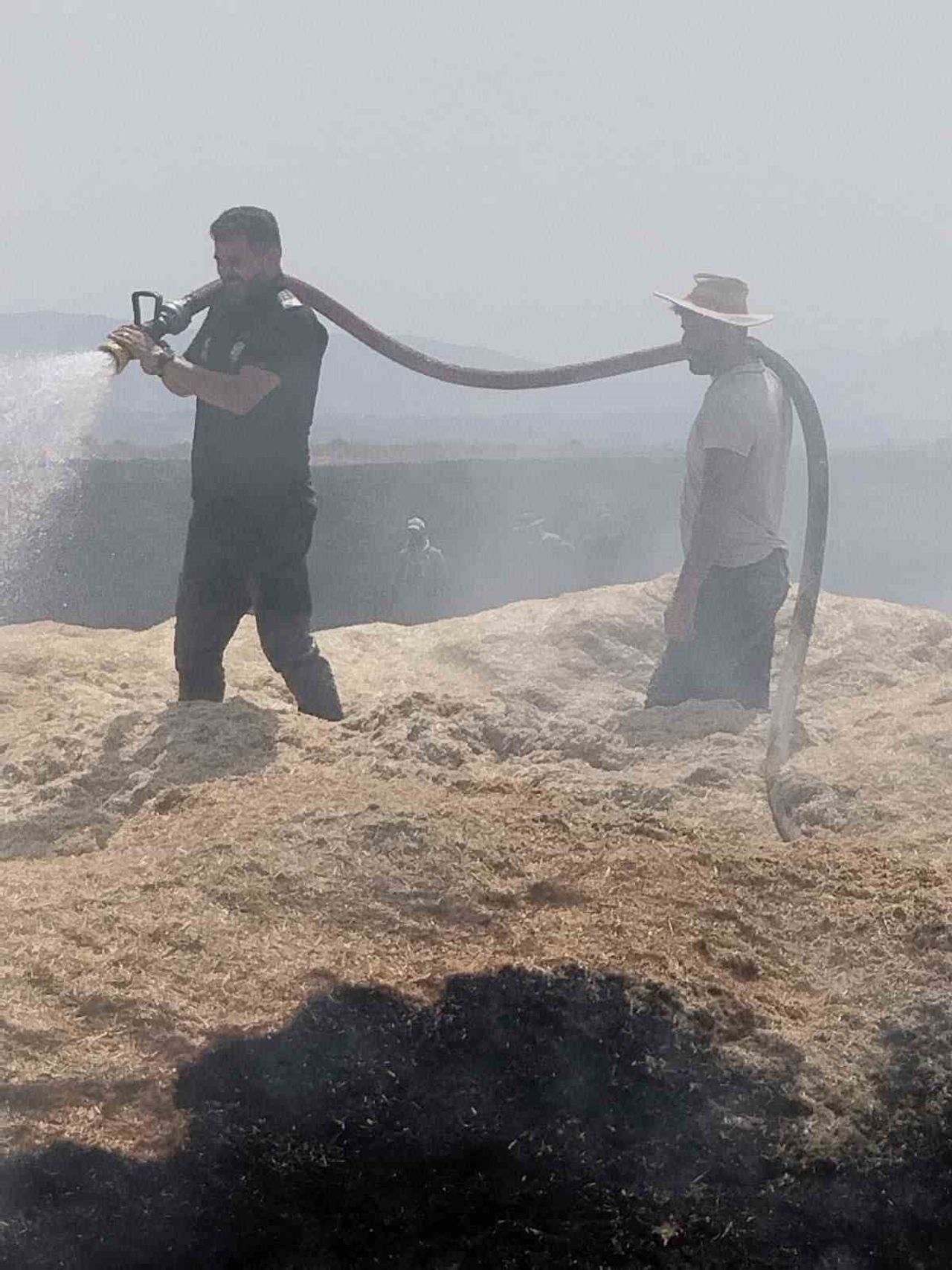 BİNGÖL'DEKİ ANIZ YANGININDA 2 BİN DÖNÜM ARAZİ ZARAR GÖRDÜ
