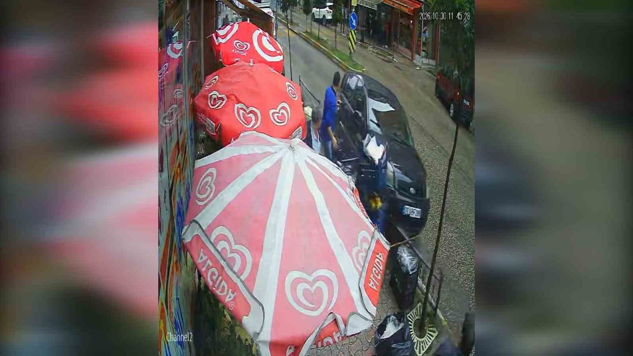 GİRESUN’DA KONTROLDEN ÇIKAN OTOMOBİL ÖNCE ORTA REFÜJE ARDINDAN BARİYERE ÇARPARAK 3 YAYANIN...