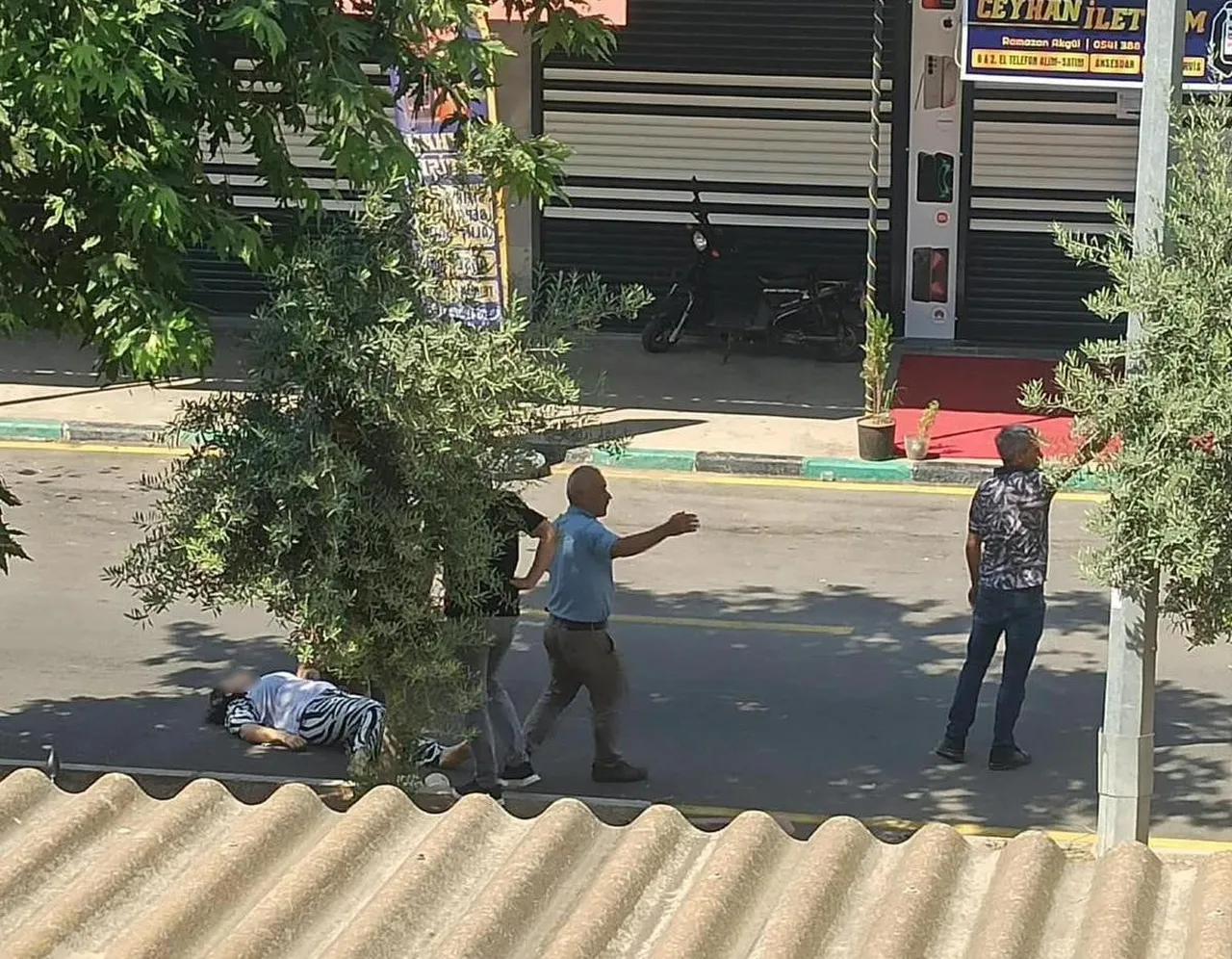 ADANA’NIN CEYHAN İLÇESİNDE, BOŞANMA AŞAMASINDAKİ EŞİNE SOKAK ORTASINDA TABANCAYLA ATEŞ AÇAN ŞAHIS...