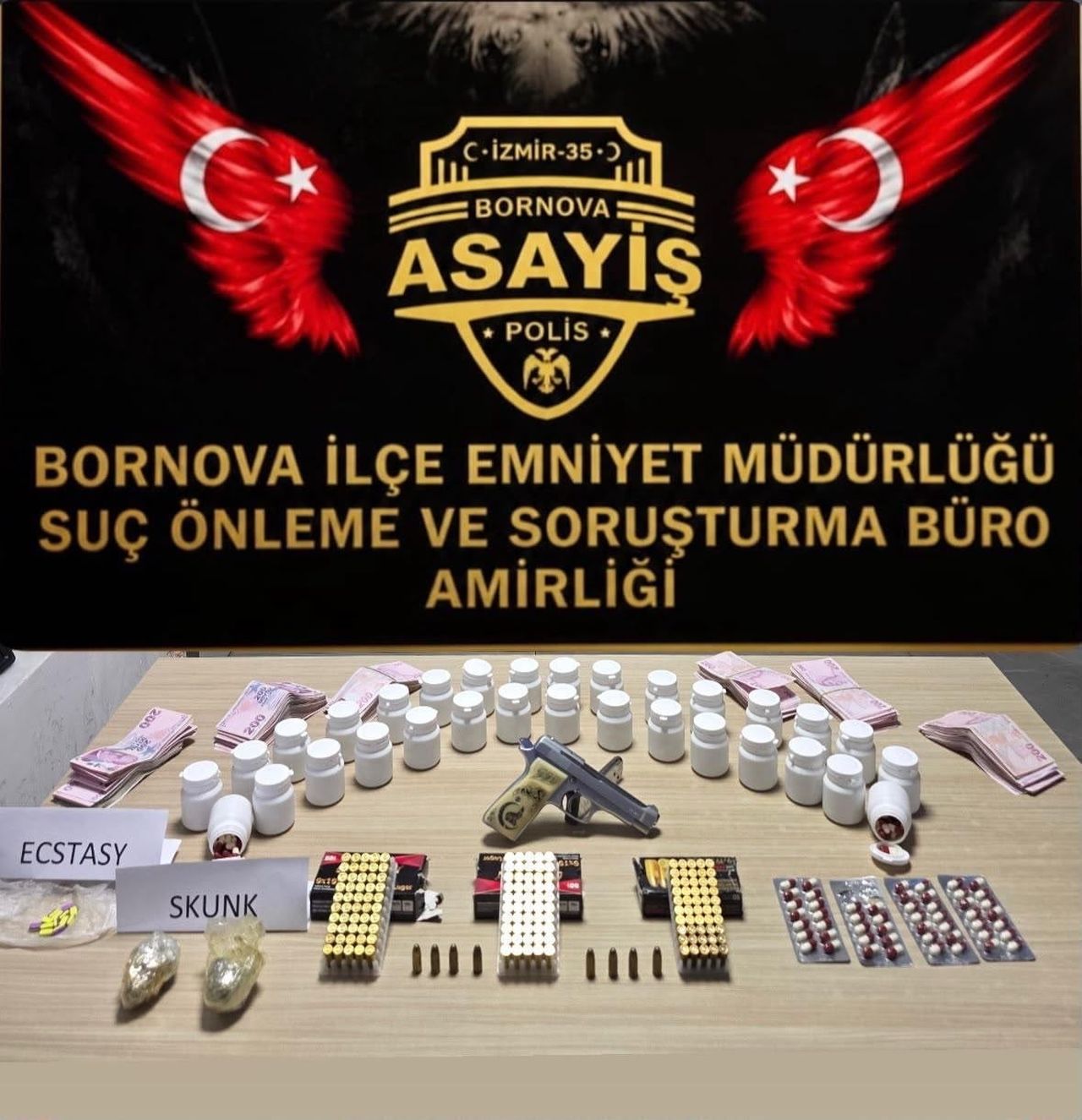 POLİS EKİPLERİ TARAFINDAN EVE GERÇEKLEŞTİRİLEN BASKIDA ÇOK SAYIDA UYUŞTURUCU MADDE ELE...