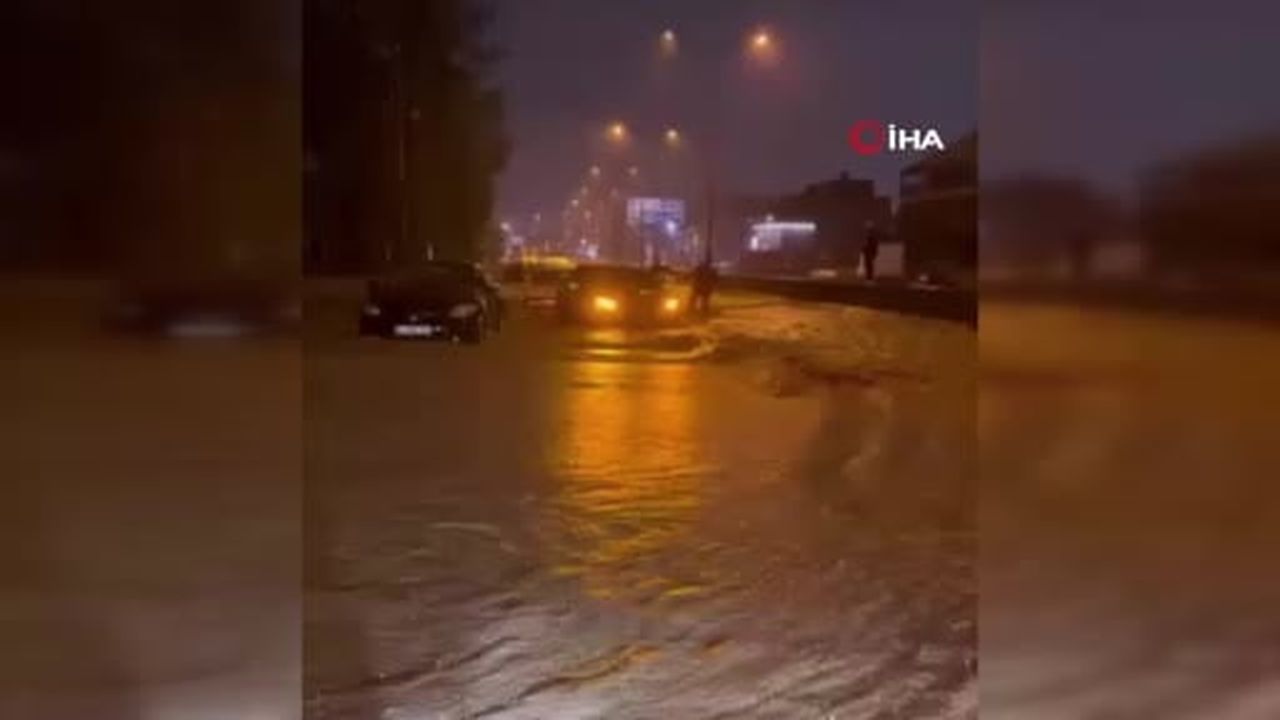 Kimi botla, kimi sırtlarda kurtarıldı: Taşkın sularında kurtarma anları kamerada