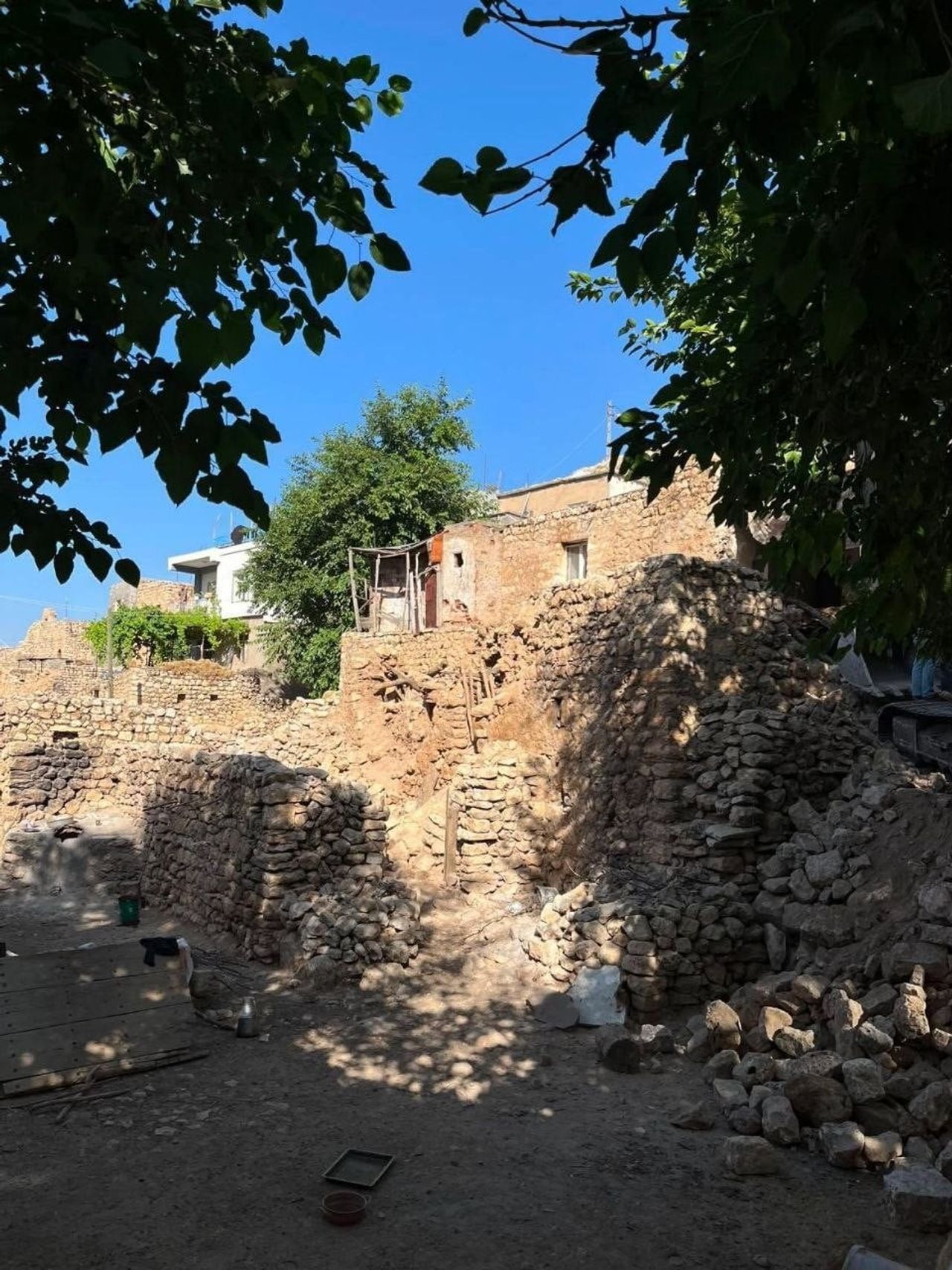 BATMAN’IN GERCÜŞ İLÇESİNE BAĞLI GÖKÇEPINAR KÖYÜNDE HARABE BİR EVİN YIKIM ÇALIŞMALARI SIRASINDA...