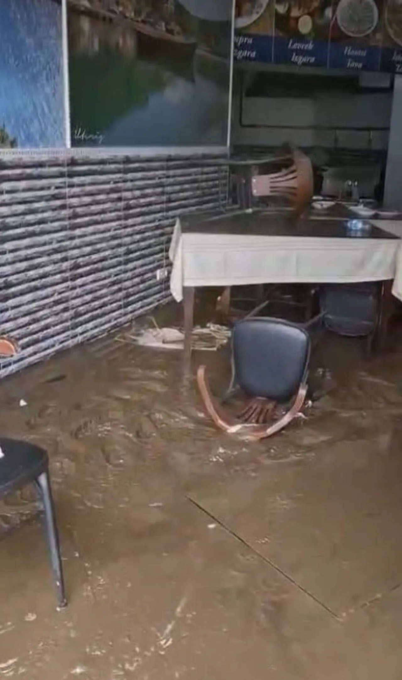 AYAZAĞA'DA BİR BALIKÇIYI SU BASTI