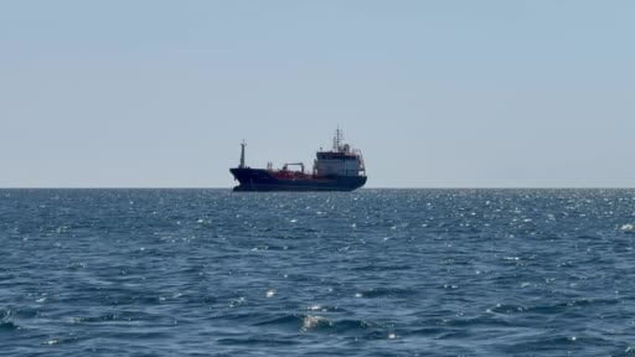 Çarpışmada hasar almadan kurtulan ALSU isimli ticari gemi Silivri açıklarına çekildi