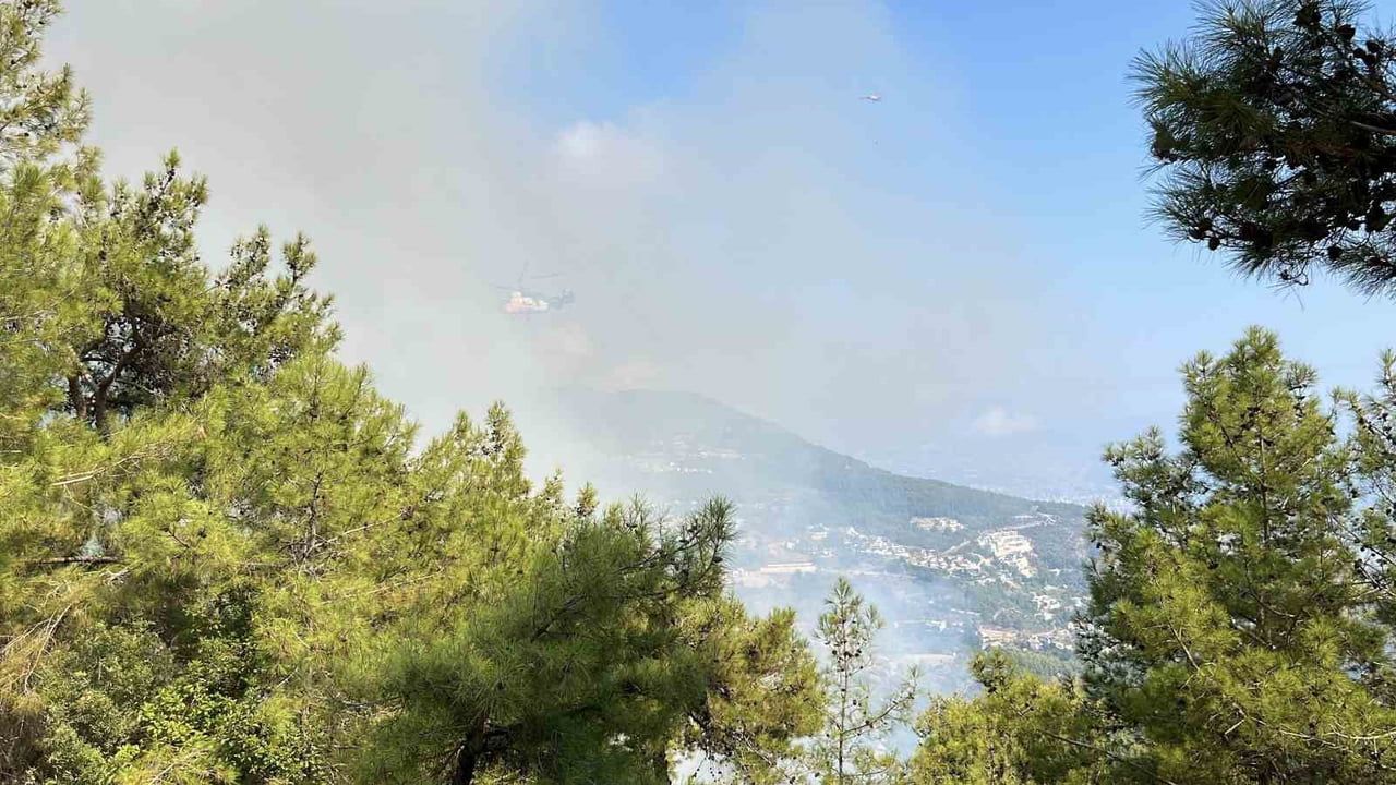 ANTALYA'NIN ALANYA VE KONYAALTI İLÇELERİNDE AYNI SAATLERDE ÇIKAN ORMAN YANGINLARINA HAVADAN VE...