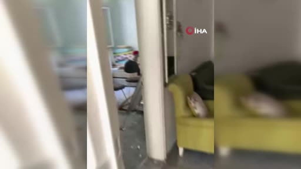 Depremde Gaziantep'teki bir evin tavanında kısmı çökme meydana geldi