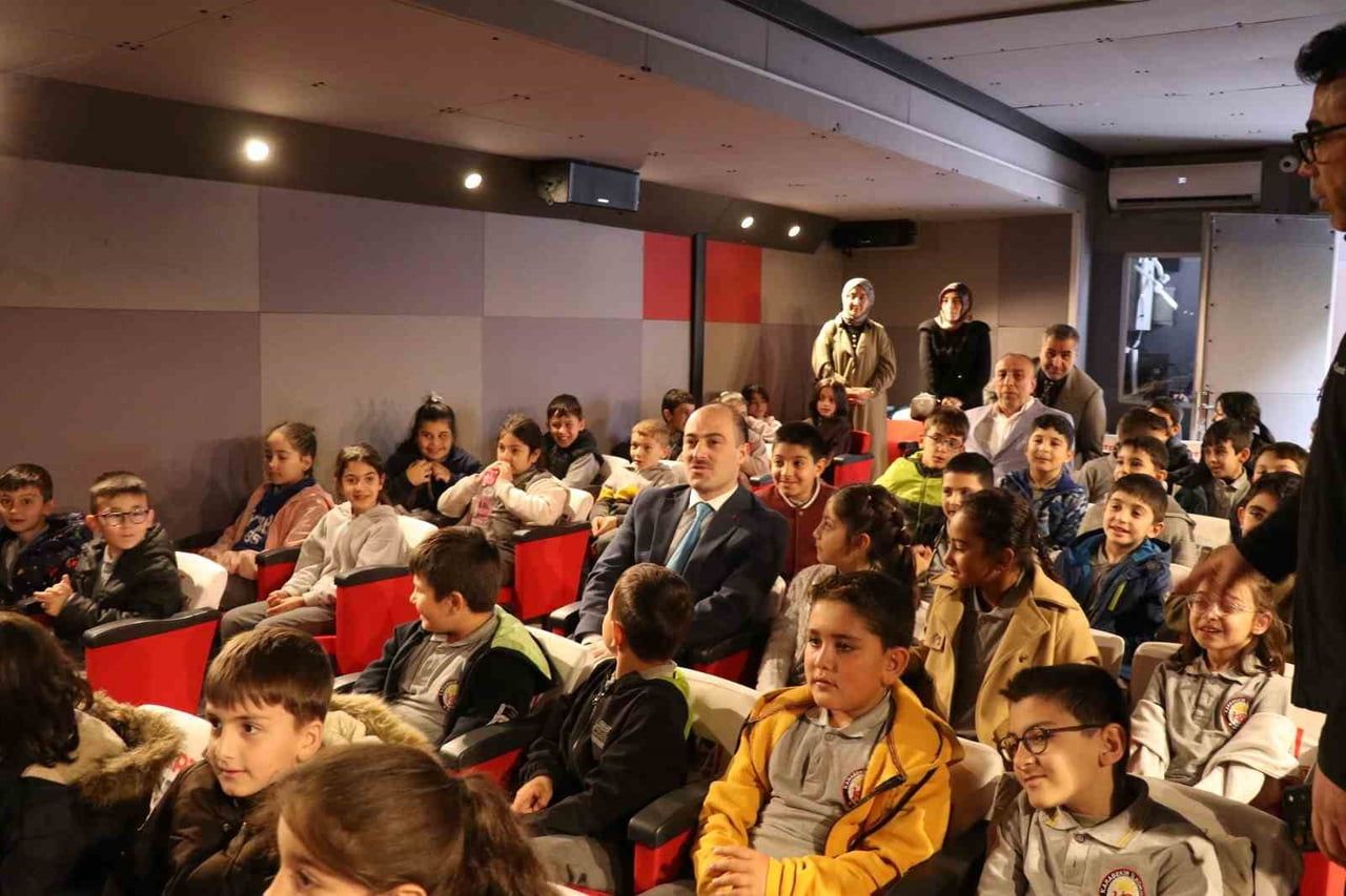ERZURUM’UN OLTU İLÇESİNDE, TRT MOBİL SİNEMA TIRI KAPSAMINDA DÜZENLENEN ETKİNLİKTE 650 ÖĞRENCİ...