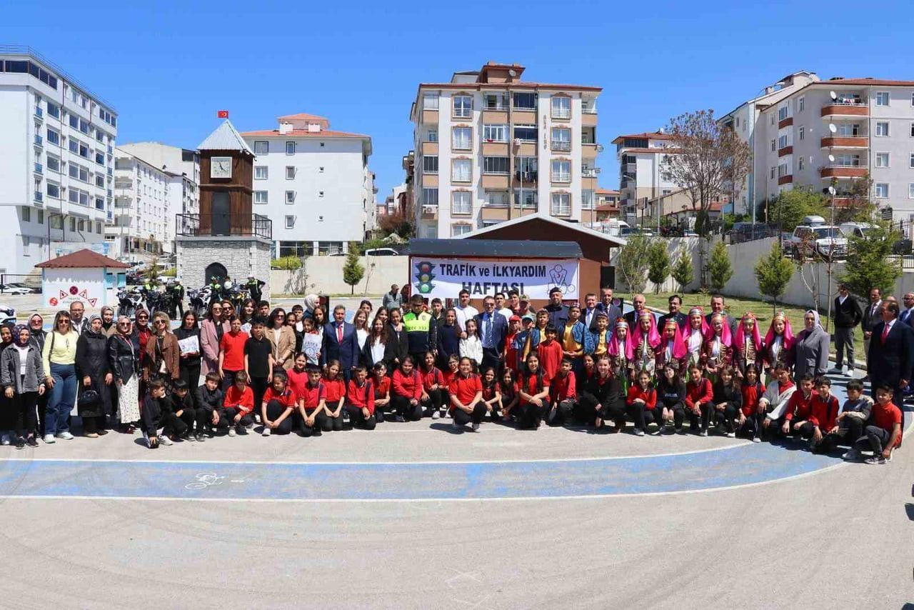 75 ÖĞRENCİ TRAFİK PARKINDA KURALLARI UYGULAMALI ÖĞRENDİ