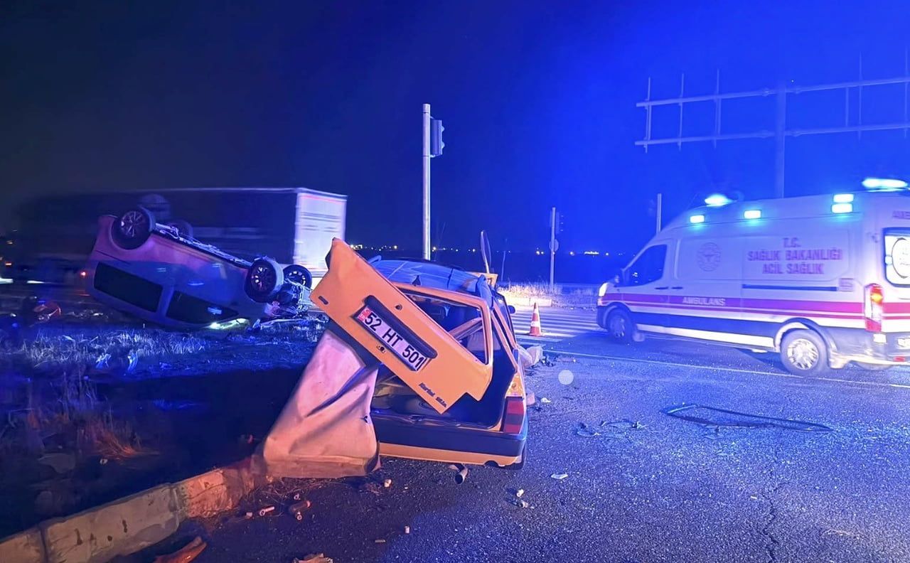 ADIYAMAN’DA HAFİF TİCARİ ARAÇ İLE OTOMOBİLİN ÇARPIŞMASI SONUCU 3’Ü AĞIR 7 KİŞİ...