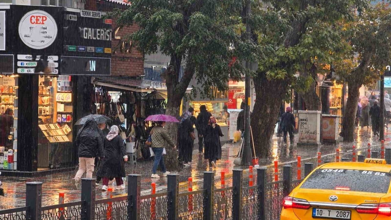 METEOROLOJİ GENEL MÜDÜRLÜĞÜNÜN GÜNLER ÖNCESİNDEN YAPTIĞI YAĞIŞ UYARILARININ ARDINDAN BANDIRMA’DA...
