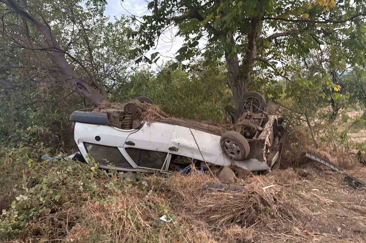 İNEGÖL İLÇESİNDE KONTROLDEN ÇIKAN OTOMOBİL ŞARAMPOLE YUVARLANDI.