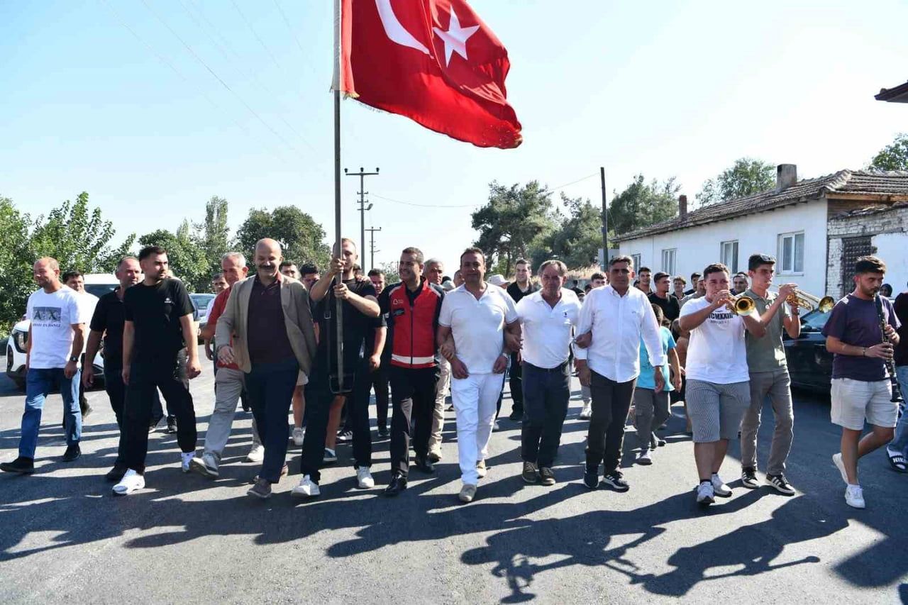 İVRİNDİ’DE AHMET AKIN’A DAVULLU ZURNALI KARŞILAMA
