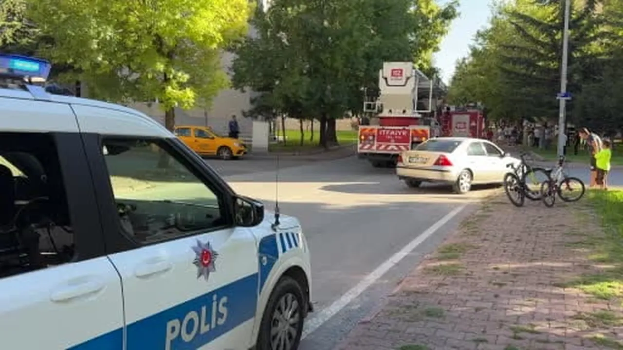 Balkonda çıkan yangın eve sıçramadan söndürüldü