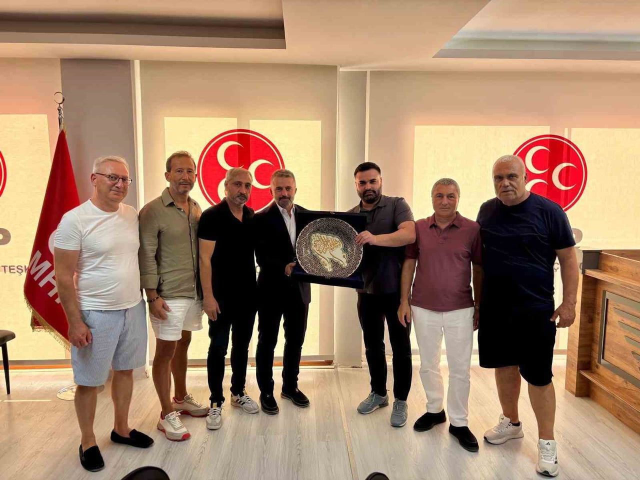 GRAND BAZAAR ESNAF DERNEĞİ’NDEN MHP KUŞADASI İLÇE TEŞKİLATI’NA ZİYARET