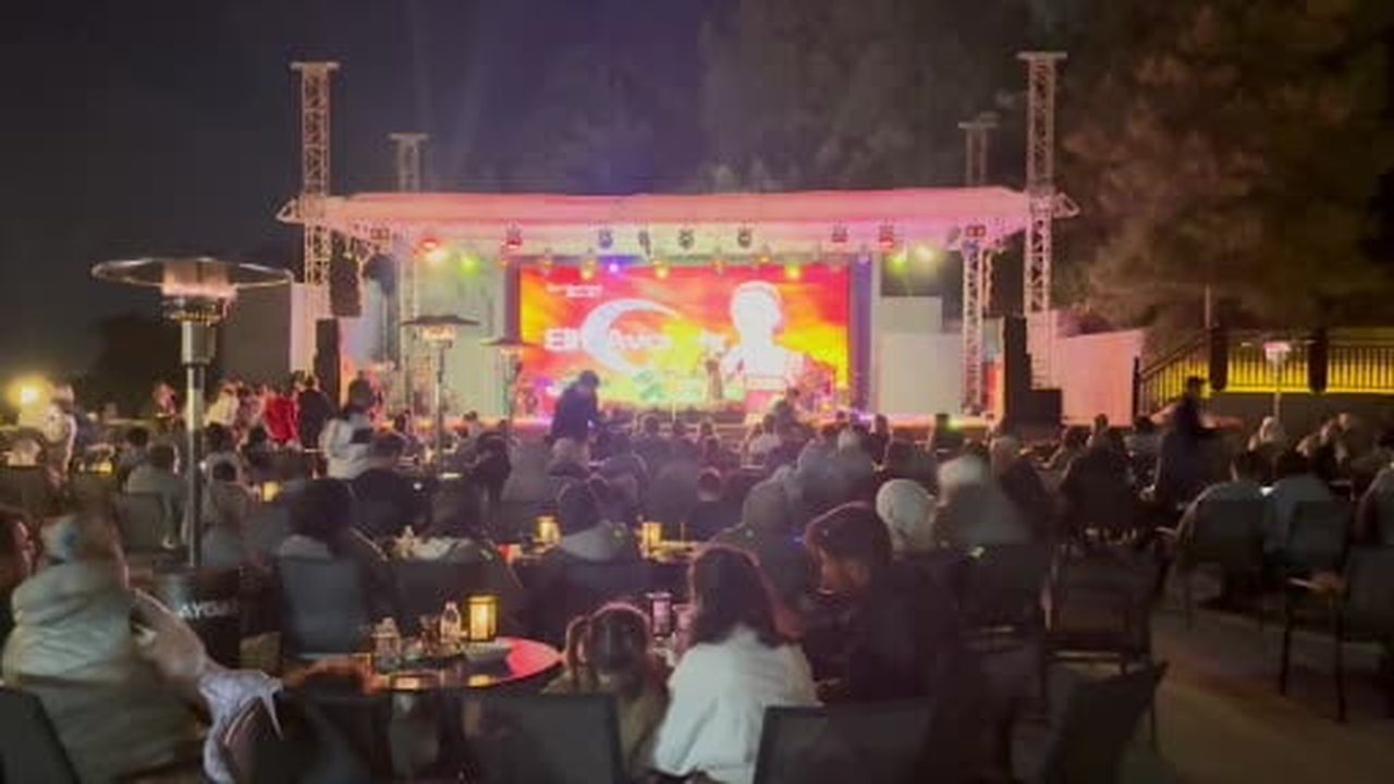 Bodrum'da Türk halk müziğinin güçlü sesi Avcı sahne aldı