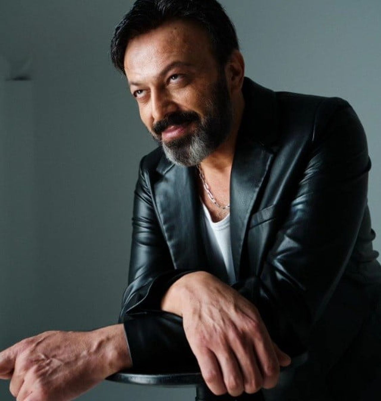 ÜNLÜ OYUNCU SERHAT KILIÇ, NEFES DARLIĞI ŞİKAYETİ SONRASI EVİNDE ÖLÜ BULUNDU.