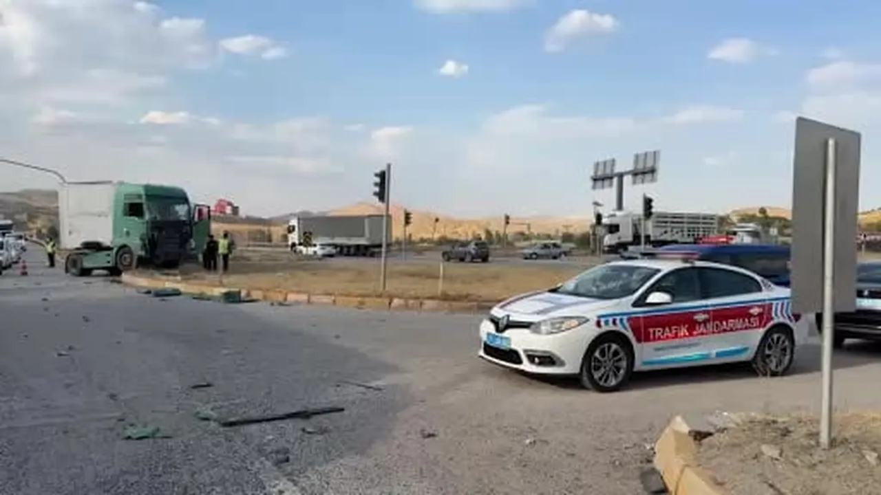 Kırıkkale'de yolcu otobüsü ve iki tır kavşakta çarpıştı: 1 yaralı
