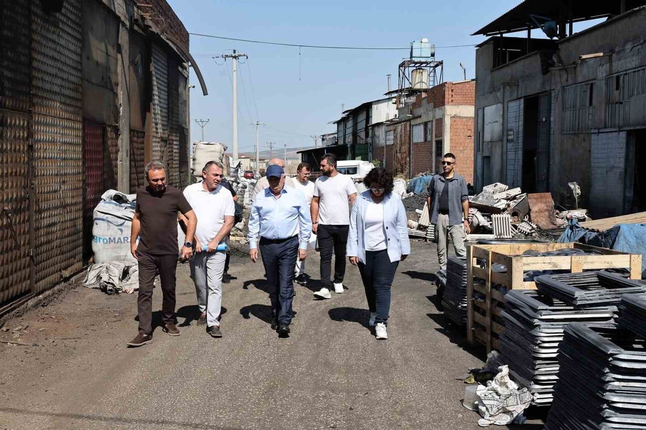 NİLÜFER BELEDİYE BAŞKANI ŞADİ ÖZDEMİR, İLÇEDEKİ PROJELERİ YERİNDE GÖRMEK VE VATANDAŞLARIN...