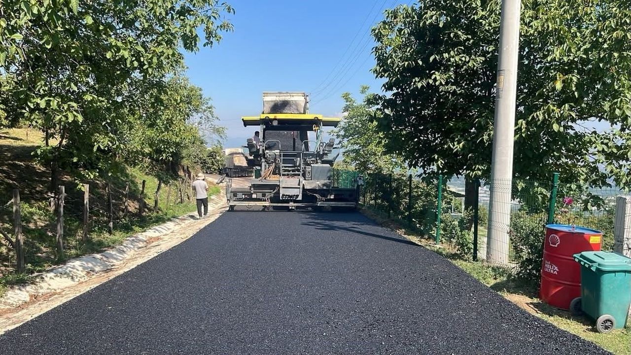 DÜZCE İL ÖZEL İDARESİ, MERKEZ İLÇEYE BAĞLI KAVAKBIÇKI KÖYÜNDE SICAK ASFALT SERİM ÇALIŞMALARINA...