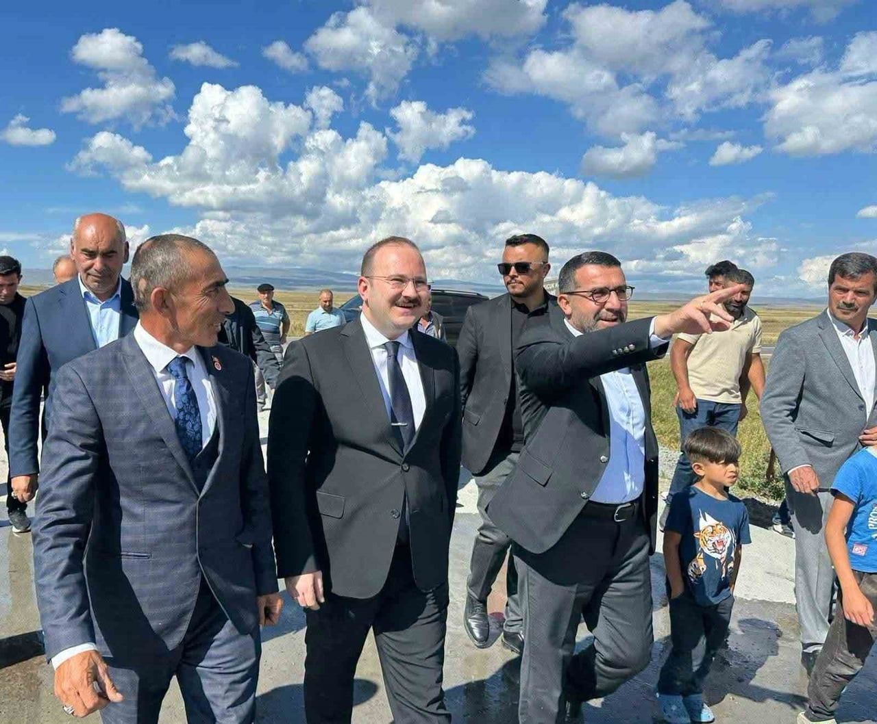 ARPAÇAY’DA KÖY YOLLARI BETONLA GÜÇLENİYOR: KUYUCUK KÖYÜNE 650 METRELİK BETON...