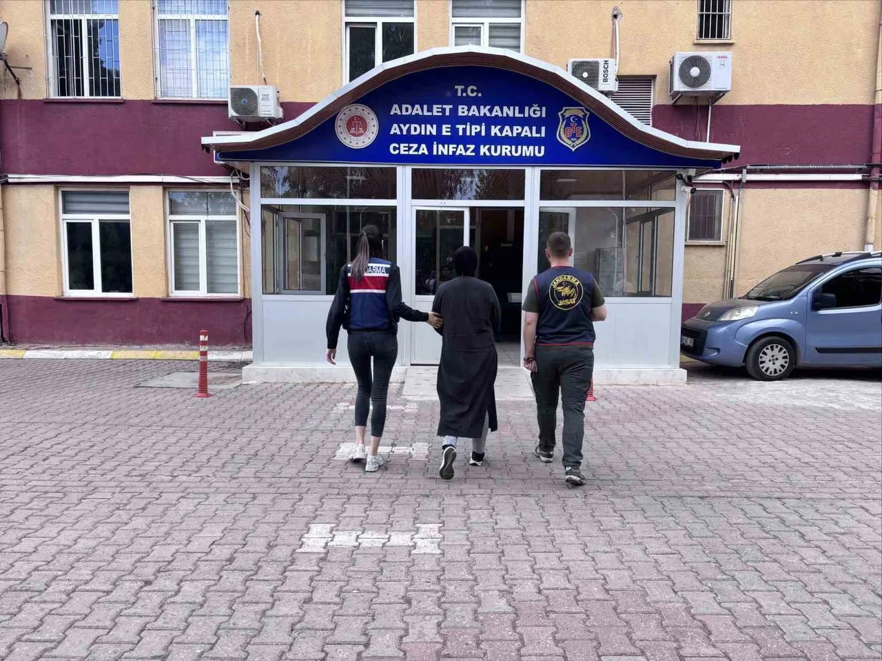 AYDIN'IN EFELER VE NAZİLLİ İLÇELERİNDE ÇEŞİTLİ SUÇLARDAN HAPİS CEZASIYLA ARANAN 2 ŞAHIS, JANDARMA...