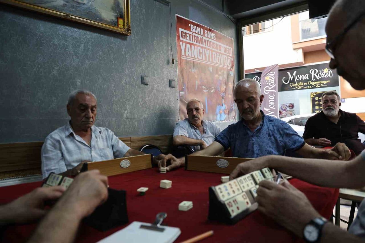 ELAZIĞ’DA BİR KAHVEHANEDE, OYUN OYNAYAN VATANDAŞLARDAN BİRİSİ, OYUNDA ŞANSININ YAVER GİTMEMESİNİ...