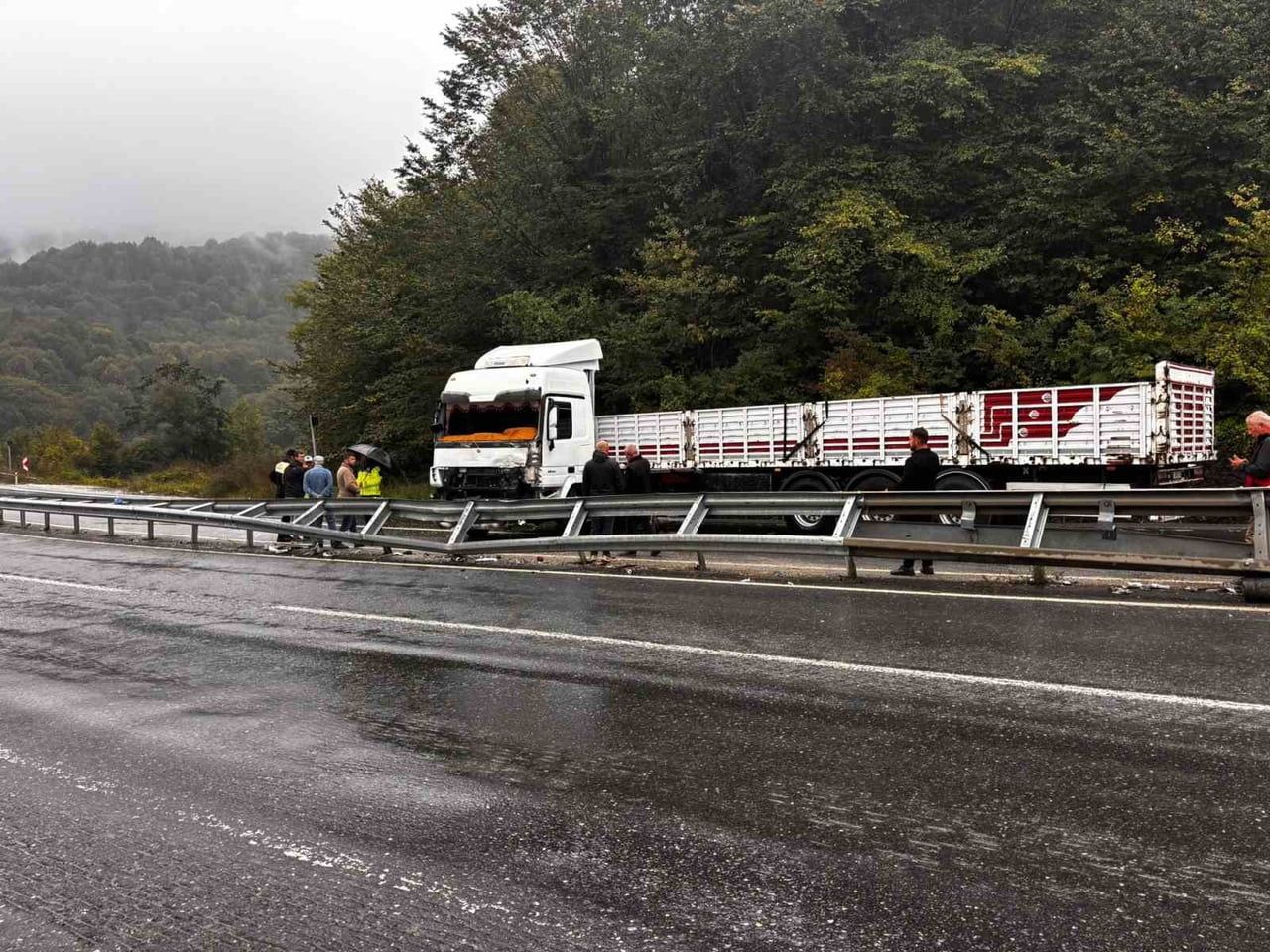 DÜZCE AKÇAKOCA KARAYOLU ŞİFALI MEVKİİNDE MAKASLAYAN TIR YOLU TRAFİĞE KAPATTI