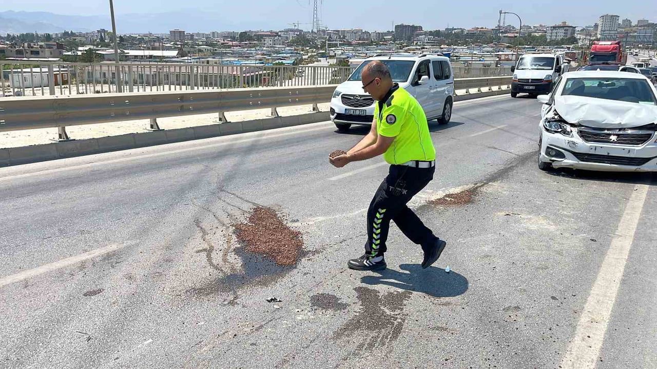 HATAY’DA 3 ARACIN KARIŞTIĞI TRAFİK KAZASI SONRASI YENİ BİR KAZA YAŞANMAMASI İÇİN YOLA DÖKÜLEN...