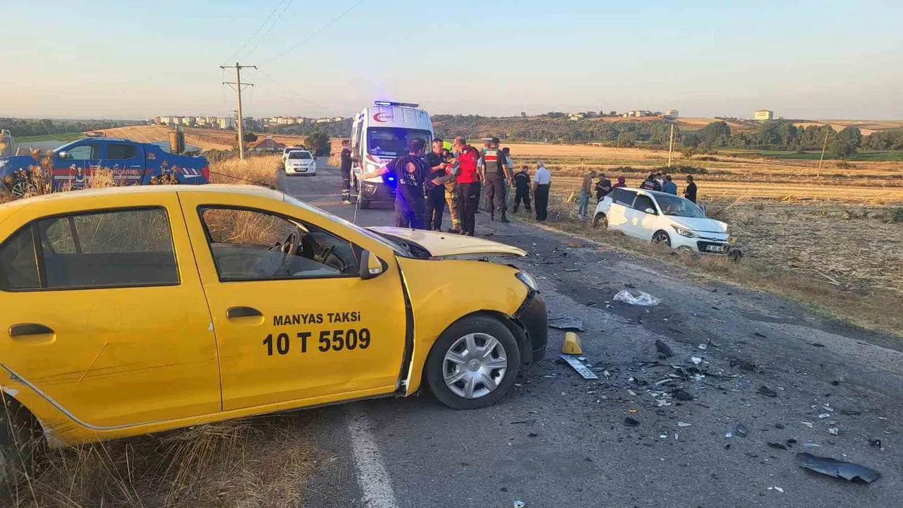 MANYAS KAPAKLI MEVKİİ’NDE TRAFİK KAZASI 6 YARALI