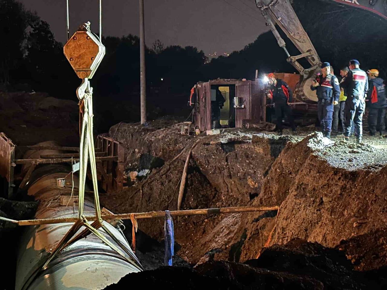 SAKARYA'NIN ARİFİYE İLÇESİNDE GECE SAATLERİNDE BİR İNŞAATTA MEYDANA GELEN GÖÇÜKTE TOPRAK ALTINDA...