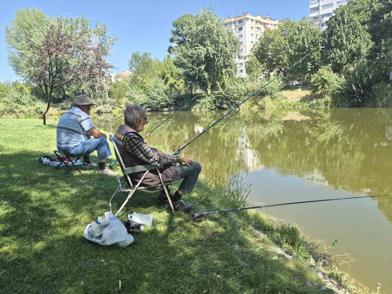 ESKİŞEHİR’DE YAŞAYAN 76 YAŞINDAKİ HASAN YÖNLÜ, ÇOCUKLUK YILLARINDA BAŞLADIĞI OLTA BALIKÇILIĞI...