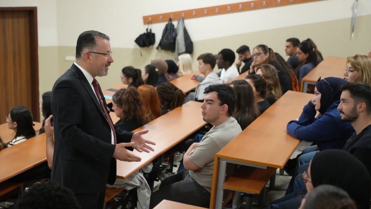 KARABÜK ÜNİVERSİTESİ REKTÖRÜ PROF. DR. FATİH KIRIŞIK, "TERÖRSÜZ TÜRKİYE" BAŞLIKLI İLK DERSTE...
