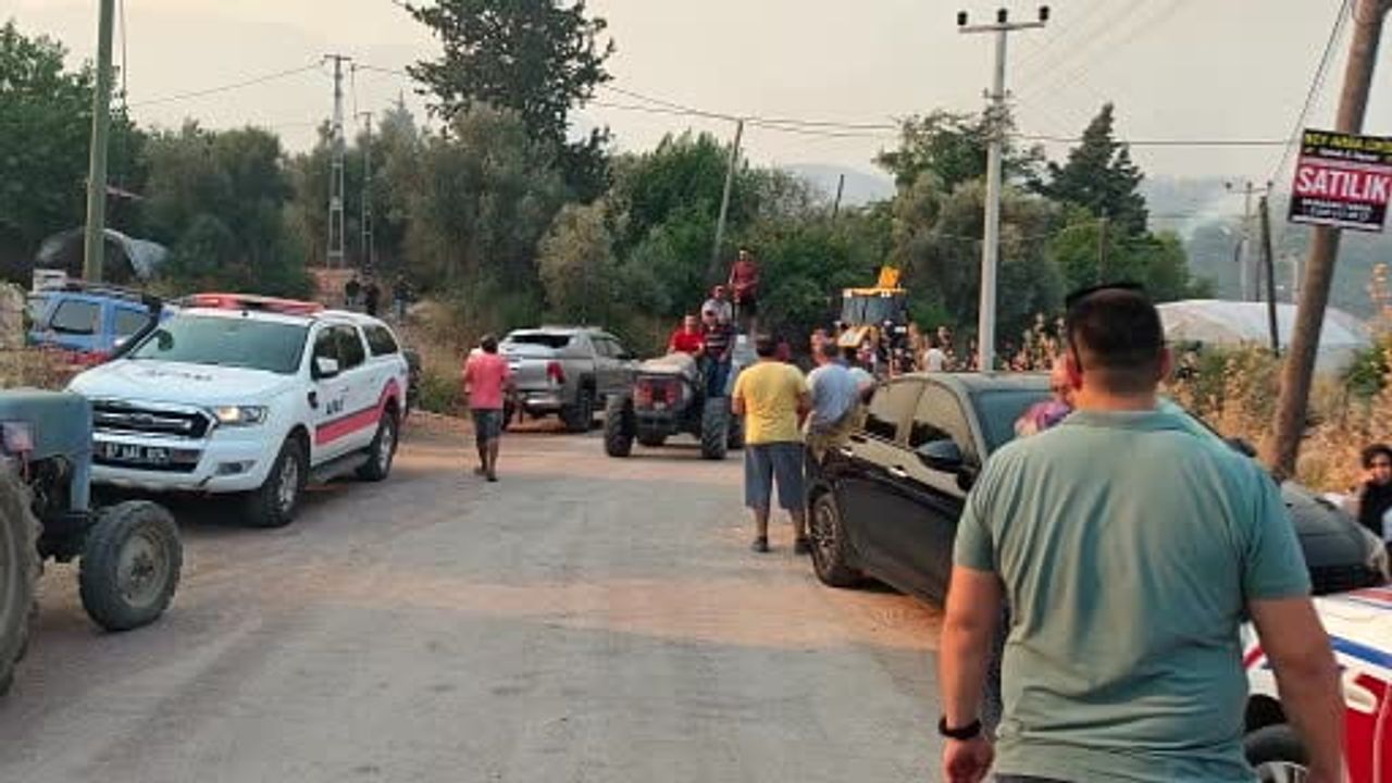 Kumluca'da yangın ihbarıyla alevlerin kapıya dayanması bir oldu, 10 ev kullanılamaz hale geldi