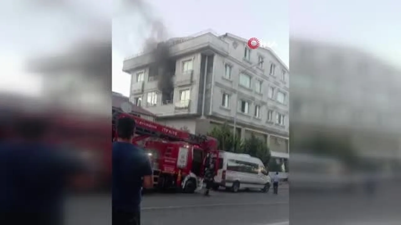 Mutfakta yangın çıktı, doğalgaz bomba gibi patladı: Patlama anı kamerada