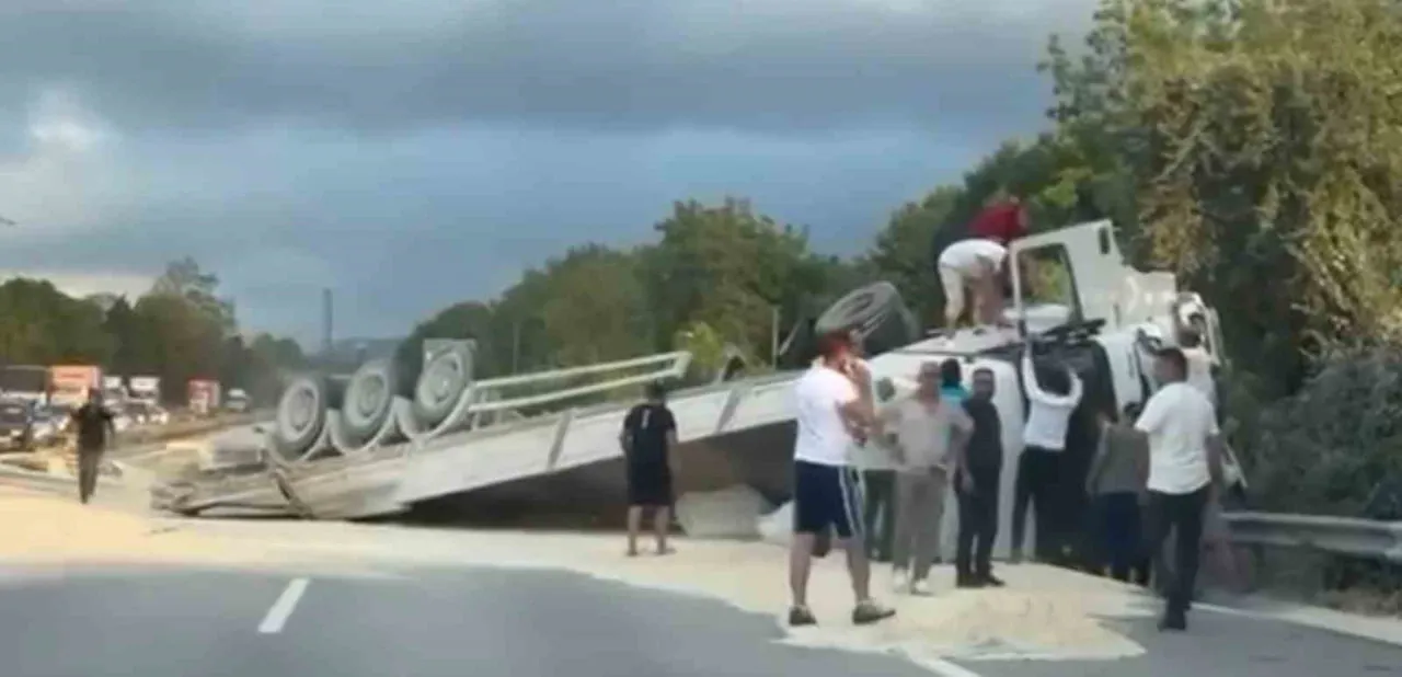 ANADOLU OTOYOLU’NUN SAKARYA GEÇİŞİNDE KUM YÜKLÜ TIRIN KARŞI ŞERİDE GEÇEREK DEVRİLMESİ NETİCESİNDE...