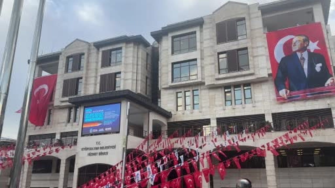Eyüpsultan Belediyesi'ne düzenlenen operasyonda aralarında Belediye Başkanı Mithat Bülent Özmen'in...