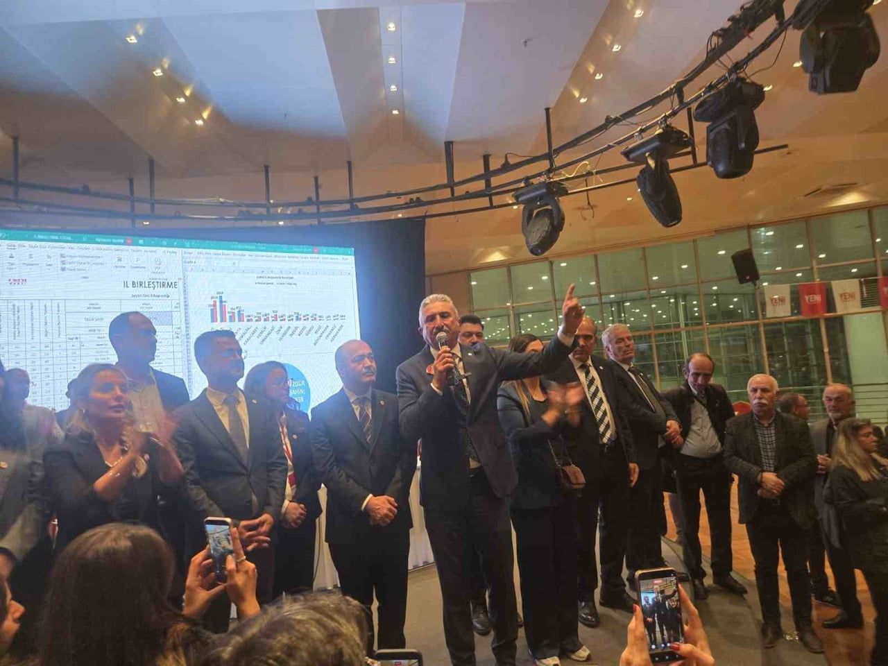YENİ PARTİ BURSA İL BAŞKANLIĞI SEÇİMİNDE MEVCUT BAŞKAN NİHAT YEŞİLTAŞ İLE ÖZGÜR ŞAHİN YARIŞTI....