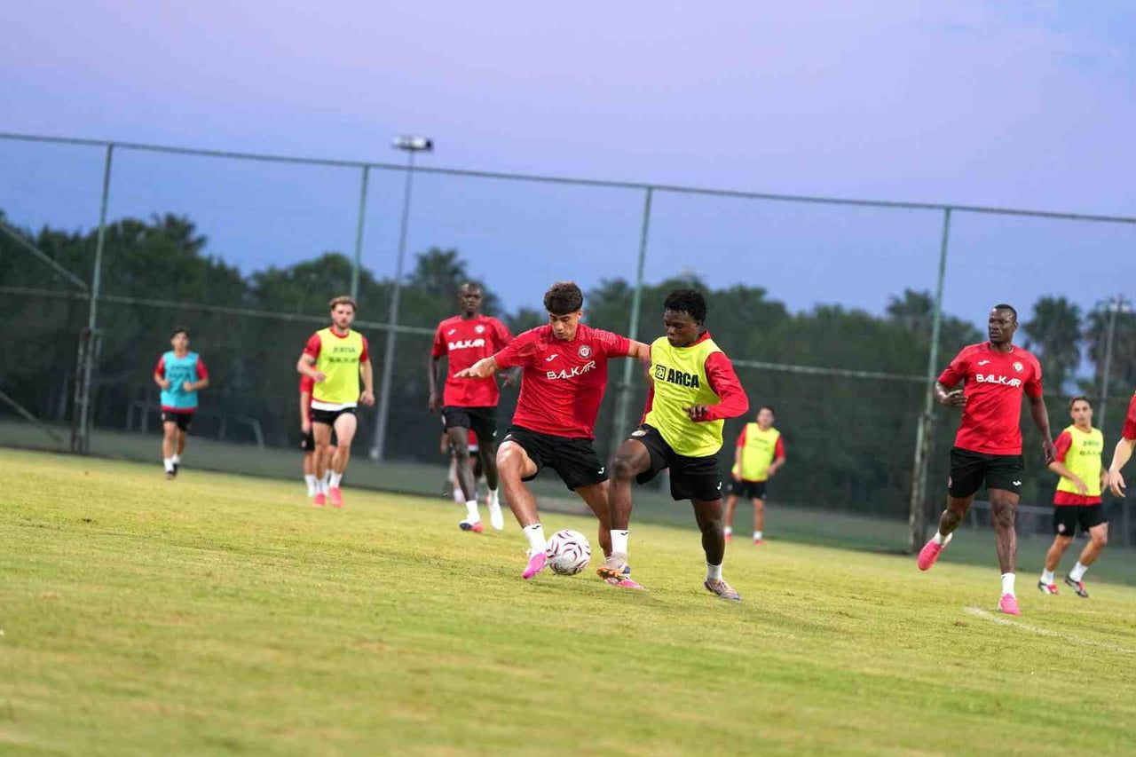 TRENDYOL SÜPER LİG EKİPLERİNDEN ÇORUM FK, MİLLÎ MAÇLAR NEDENİYLE LİGE VERİLEN ARADA...