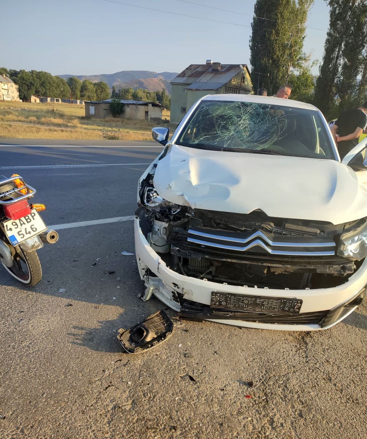 UŞ’UN HASKÖY-KORKUT YOLUNDA OTOMOBİLLE ÇARPIŞAN MOTOSİKLETİN SÜRÜCÜSÜ AĞIR YARALANDI