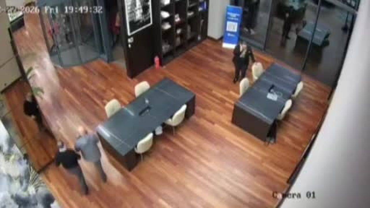 Ünlü tiyatrocu Okan Karacan hakkında "bilgisayar çaldı" iddiası: O anlar kamerada