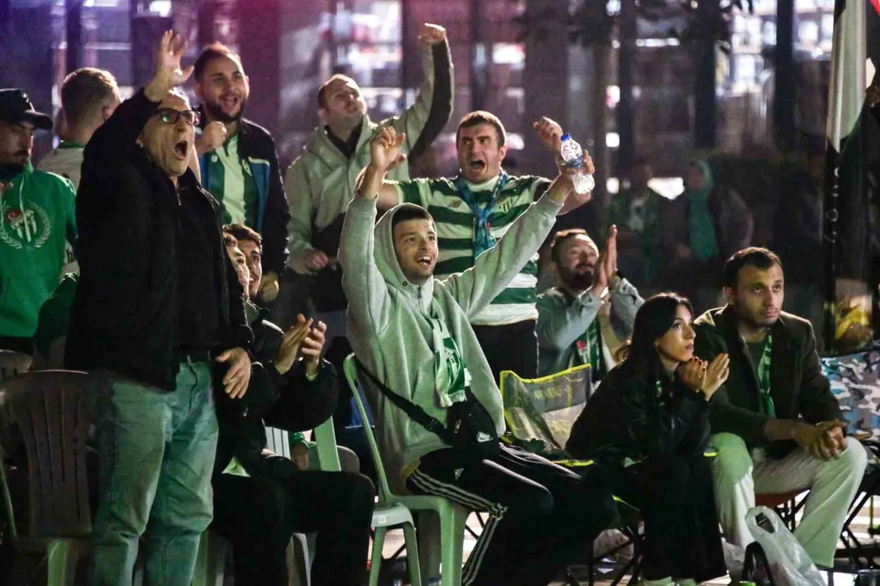 OSMANGAZİ BELEDİYESİ, BURSASPOR-ANKARA KEÇİÖRENGÜCÜ KARŞILAŞMASINI OSMANGAZİ MEYDANI'NDA KURULAN...