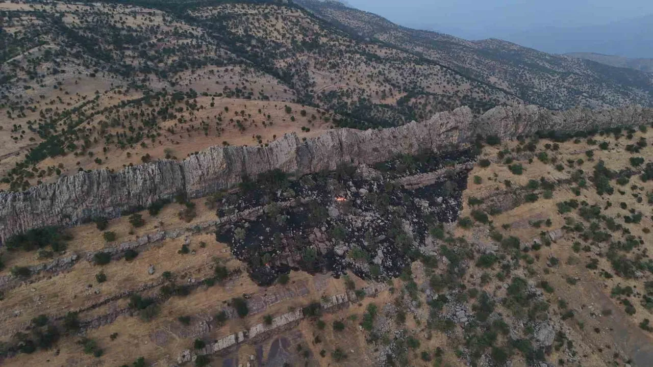 HAKKARİ’NİN DERECİK İLÇESİNDEKİ HAVROK TEPESİ’NDE HENÜZ BELİRLENEMEYEN BİR NEDENLE ÇIKAN YANGINI...